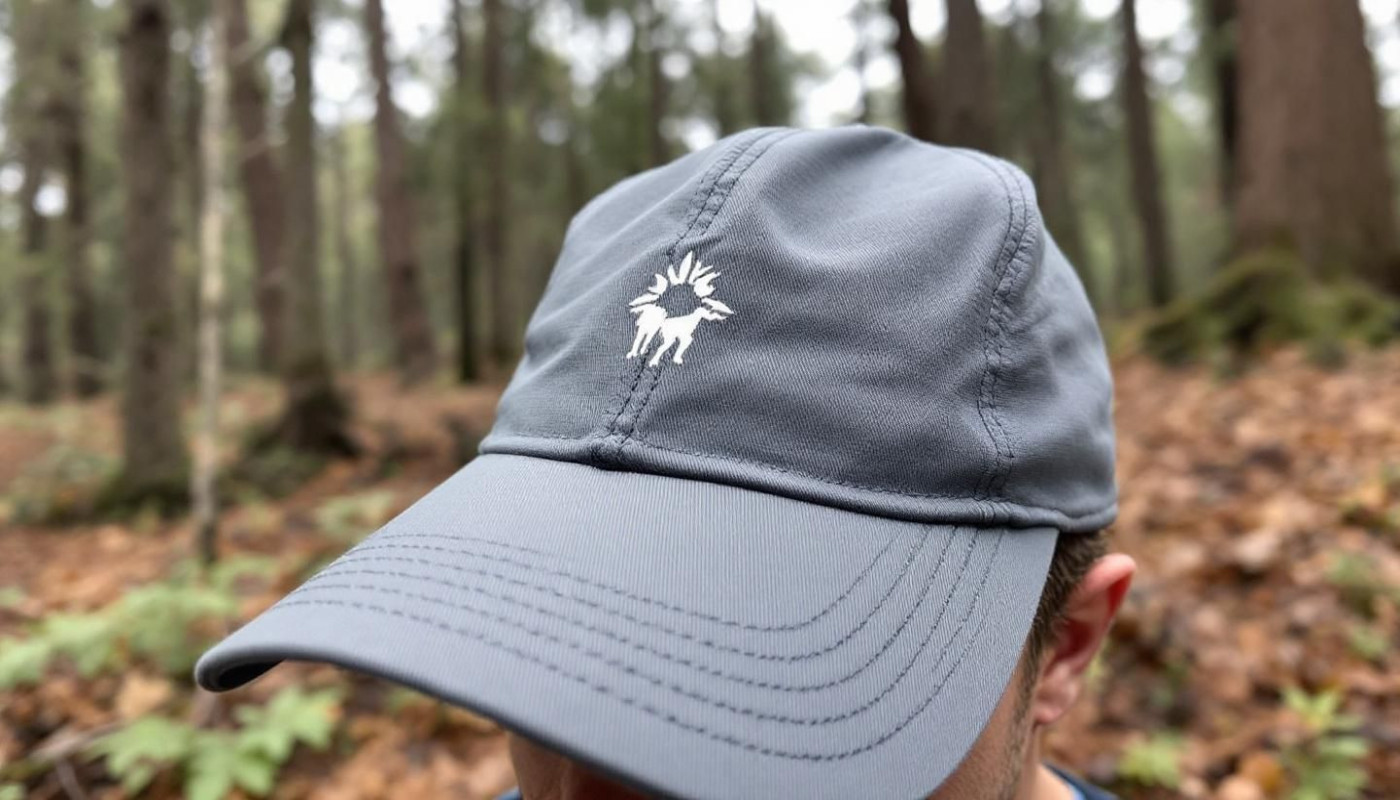 Comment une casquette de trail fabriquée localement favorise-t-elle le développement durable ?